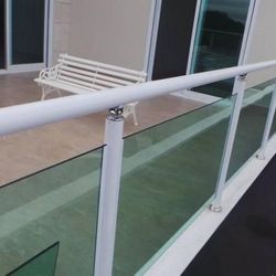 Corrimão de alumínio branco com vidro Corrimão de alumínio branco com vidro