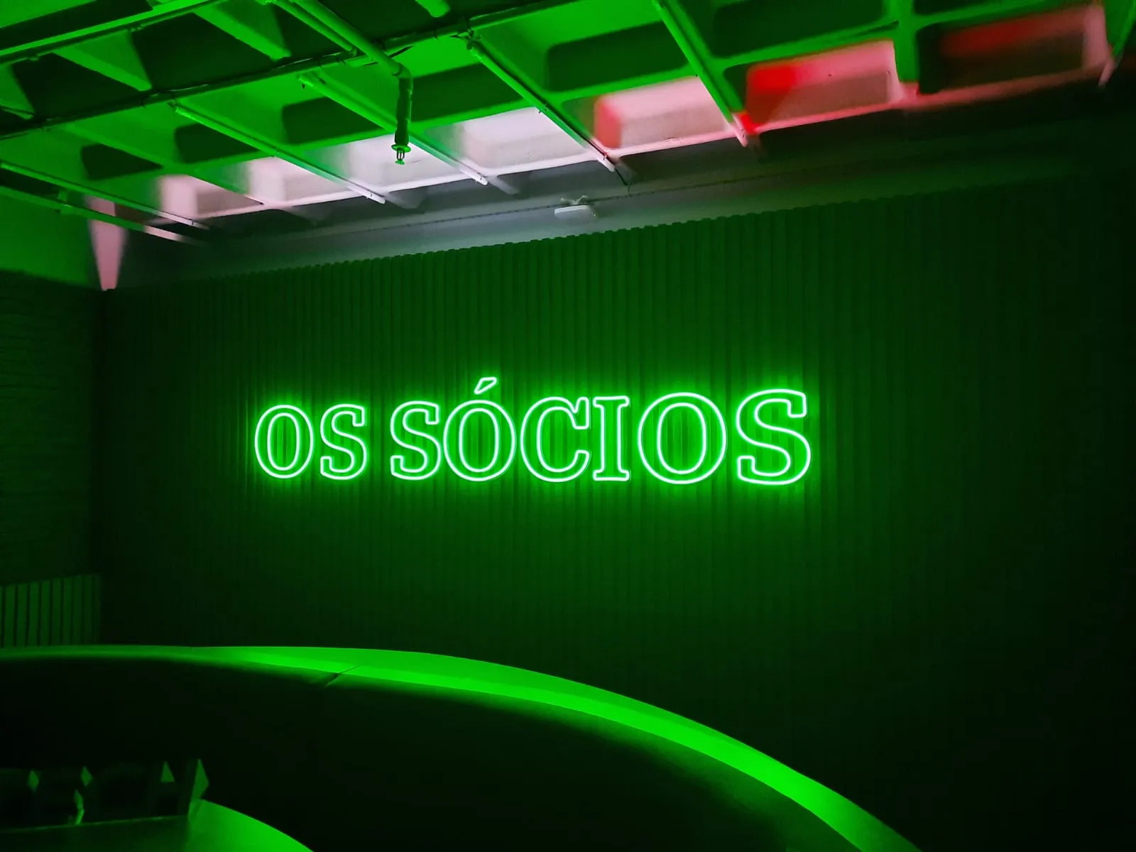 fachada em acm com led